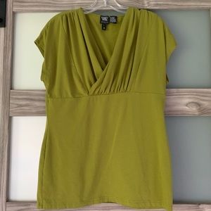 Sz L W by Worth fitted tee